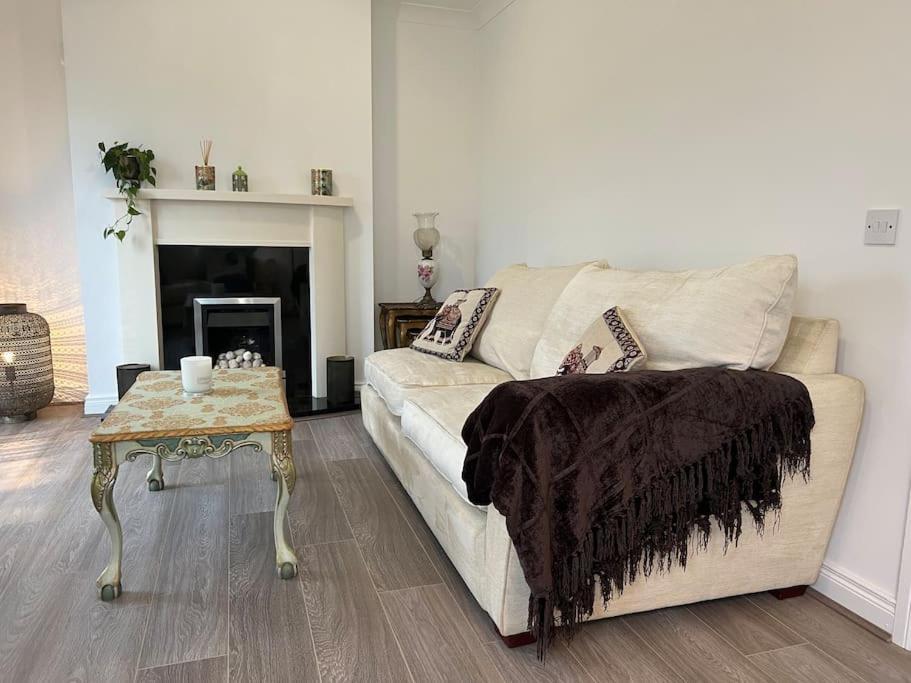 Cosy 2 Double Bed Apartment Swords Buitenkant foto